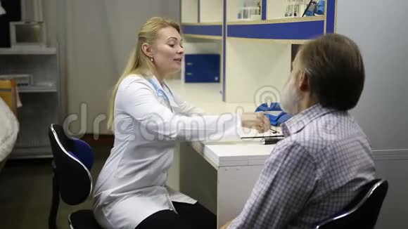 女医生检查老人体温视频的预览图