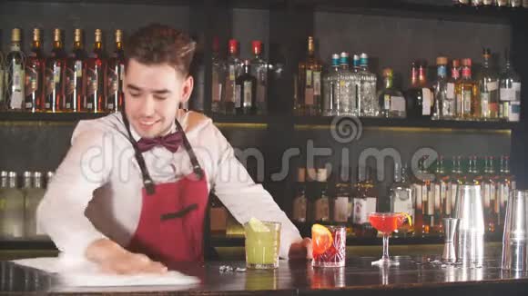 职业年轻的酒保在工作班开始前统一擦拭酒吧视频的预览图