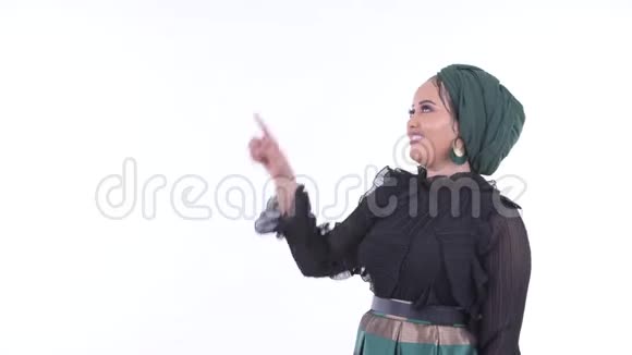 快乐的年轻非洲穆斯林妇女思考并指出视频的预览图