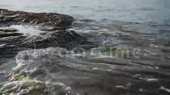 在岩石上波浪视频的预览图