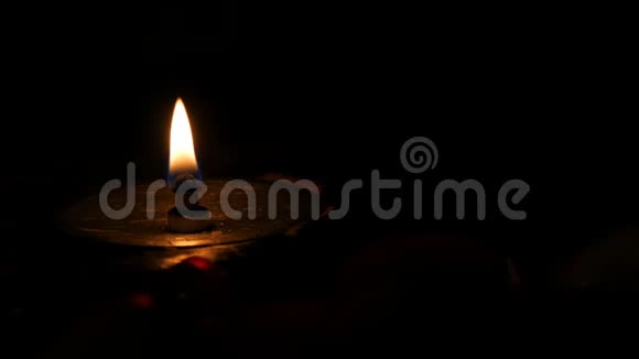 天主教堂的沙滩上孤独的铁制葬礼蜡烛黑暗中的烛光视频的预览图
