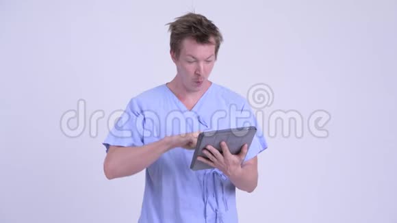 疯狂的年轻快乐男人病人使用数码平板电脑得到好消息视频的预览图