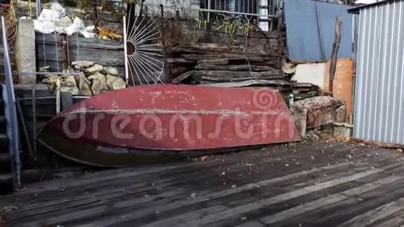 码头附近有一艘废弃的旧船视频的预览图