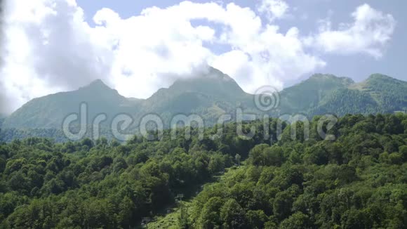 山的美丽自然林中的索道把木轮移到山上视频的预览图