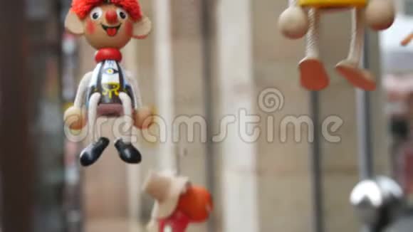 有趣的木制玩具弦木偶在德国纽伦堡大街上跳来跳去视频的预览图