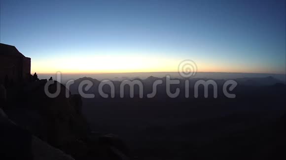 摩西山西奈半岛埃及山区的一个美丽的日出视频的预览图