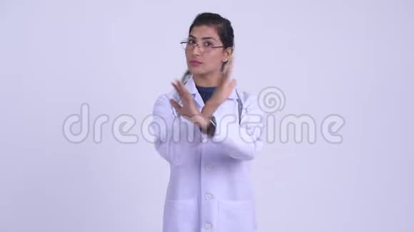 年轻严肃的波斯女医生停止用手臂做手势视频的预览图