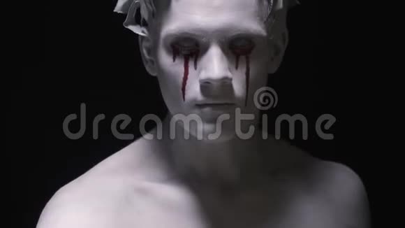 他脸上带着血泪的白色雕像走着试图用手去触摸视频的预览图