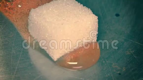 糖在热锅里融化视频的预览图