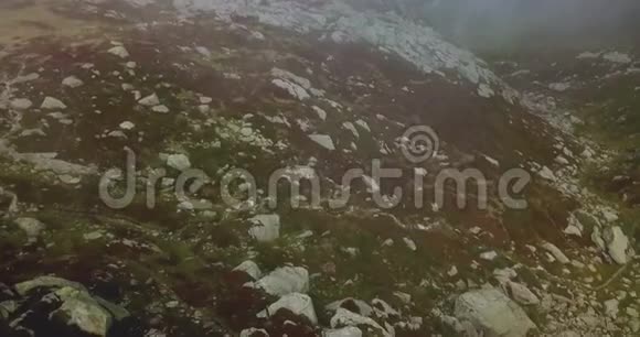 高山山雾路朦胧的风景雪蒙蒙蒙的夏莫尼克斯法国北部河谷视频的预览图