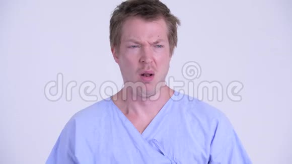 年轻有压力的男性病人的脸咳嗽和看起来病视频的预览图