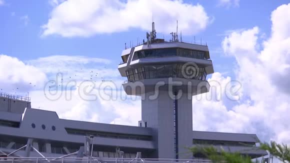 机场管制塔台管制和管理飞机飞行视频的预览图