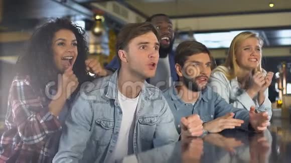 一群球迷享受体育比赛对胜利非常高兴在酒吧放松视频的预览图