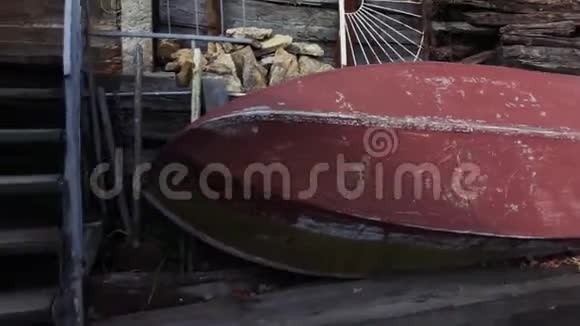 码头附近有一艘废弃的旧船视频的预览图
