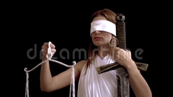 正义女神Femida的左手被一把剑蒙住眼睛右手举过头顶视频的预览图