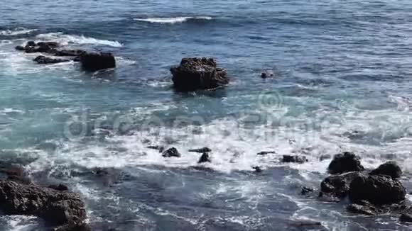 海浪冲刷着岩石海岸视频的预览图