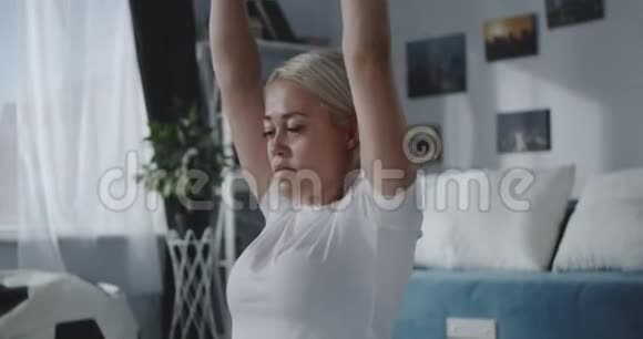 女人在家锻炼肩膀视频的预览图