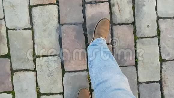 脚在瓷砖上行走视频的预览图