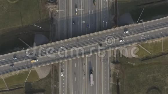 高速公路与交通的空中摄影视频的预览图