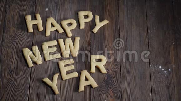 新年快乐饼干在棕色的木板上空白的笔记空间盛宴和度假理念白砂糖视频的预览图