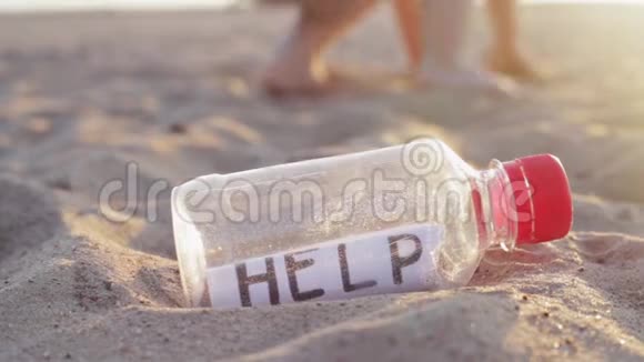 孩子拿着一个塑料瓶信息帮助从沙滩上躺在河边的沙滩上塑料回收视频的预览图