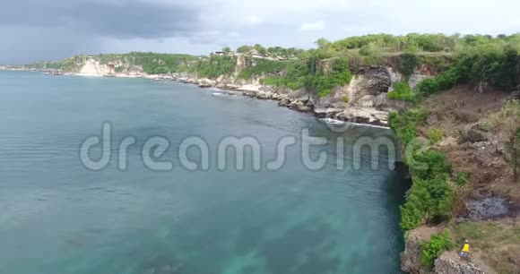 巴厘岛海岸线的鸟瞰大悬崖和多云的天空4k视频的预览图
