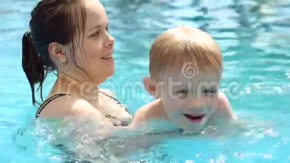 一个小孩和他妈妈在泳池里玩得很开心动作很慢视频的预览图