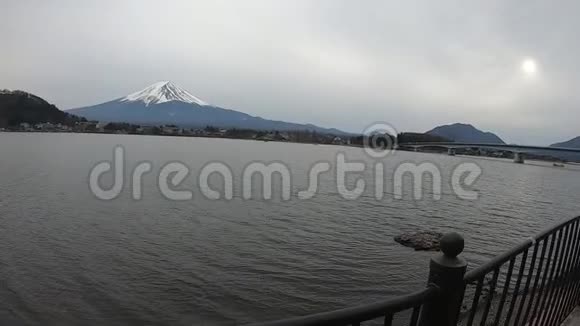 走在kawaguchiko湖畔背景是富士山视频的预览图