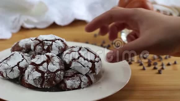 吃美味的黑巧克力饼干视频的预览图