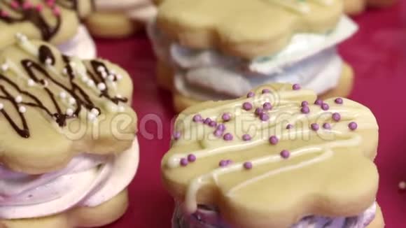 做一个棉花糖三明治空格在盘子上巧克力上的装饰特写镜头视频的预览图
