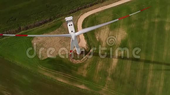 带风力发电机的绿地鸟瞰图视频的预览图
