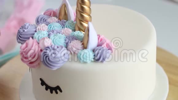 用锦上添花装饰一个美丽的独角兽生日蛋糕视频的预览图