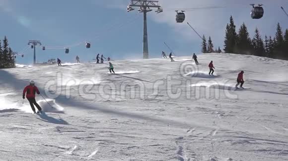 滑雪斜坡上的滑雪者慢动作视频的预览图