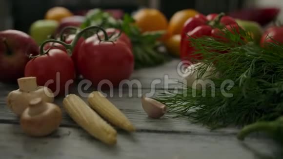天然蔬菜和绿色草本植物到多汁的橘子视频的预览图