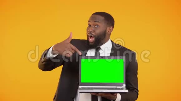 微笑的美国黑人推销员展示预先准备好的笔记本电脑广告的地方视频的预览图