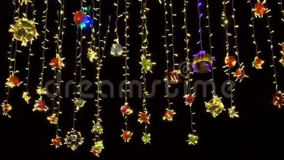 圣诞节或新年的装饰在夜空的风中摇曳视频的预览图