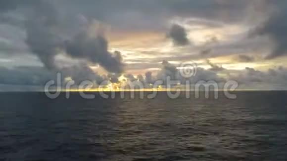 海上日出与船员操作云移到监视器视频的预览图