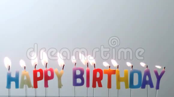 五颜六色的生日快乐蜡烛被吹灭了视频的预览图