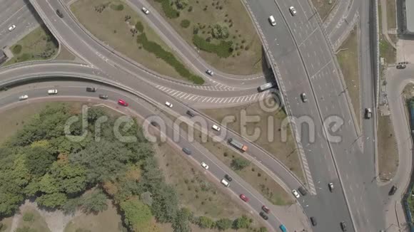 基辅的汽车运输交汇处乌克兰空中飞行视频的预览图