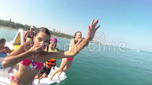 快乐的少女们从船上跳到大海看着摄像机户外视频的预览图