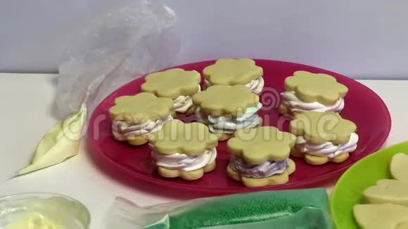 做一个棉花糖三明治棉花糖和饼干的准备放在盘子里近装饰性多色装饰视频的预览图