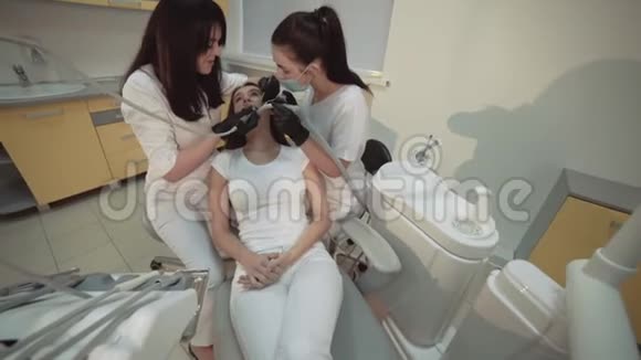 牙科柜内女性洁牙治疗的观察视频的预览图