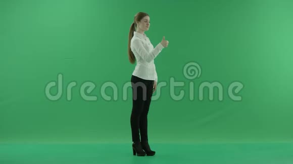 令人惊讶的兴奋的女人笑着竖起大拇指她穿着正式的衣服白色衬衫和黑色裤子夫人视频的预览图