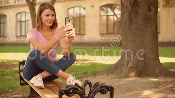 年轻女子在大学附近网上聊天视频的预览图