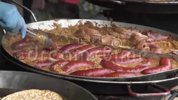 辣辣的红猪肉香肠用金白菜烹饪视频的预览图