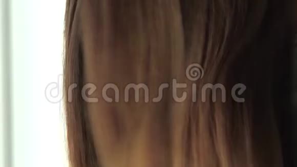 女性自然健康金黄色直长卷发女性美容发型和发型视频的预览图