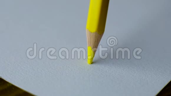 色铅笔头断裂视频的预览图