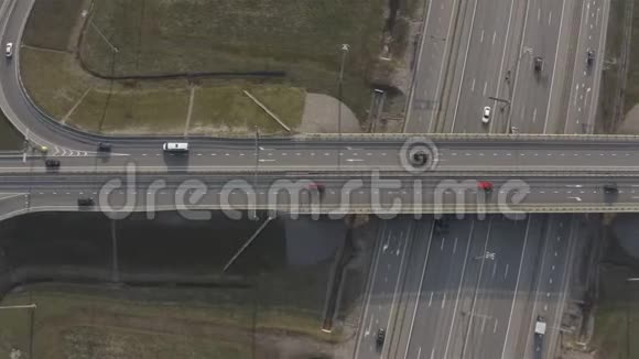 高速公路上有几条高速公路的桥梁视频的预览图
