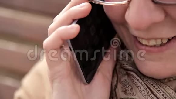 戴眼镜的女人用电子设备和她的老朋友通话讨论最新消息视频的预览图