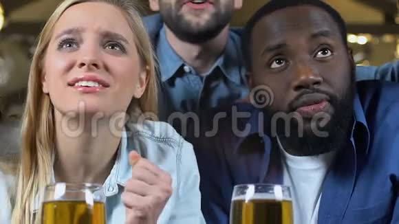 年轻朋友庆祝最喜爱的运动队进球在酒吧里碰杯啤酒视频的预览图